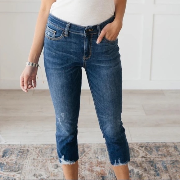 Judy Blue Frayed Hem Distressed Cropped Medium Wash Capris Whisker Jeans Denim - Picture 2 of 10